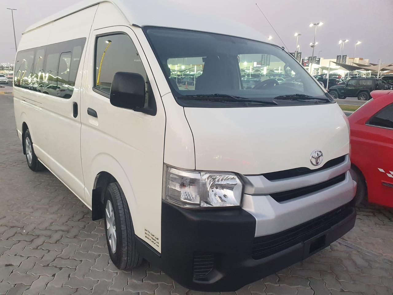 Leje en TOYOTA Hiace ... High Roof - 16 places TOYOTA Hiace ... High Roof - 16 places: billede 1