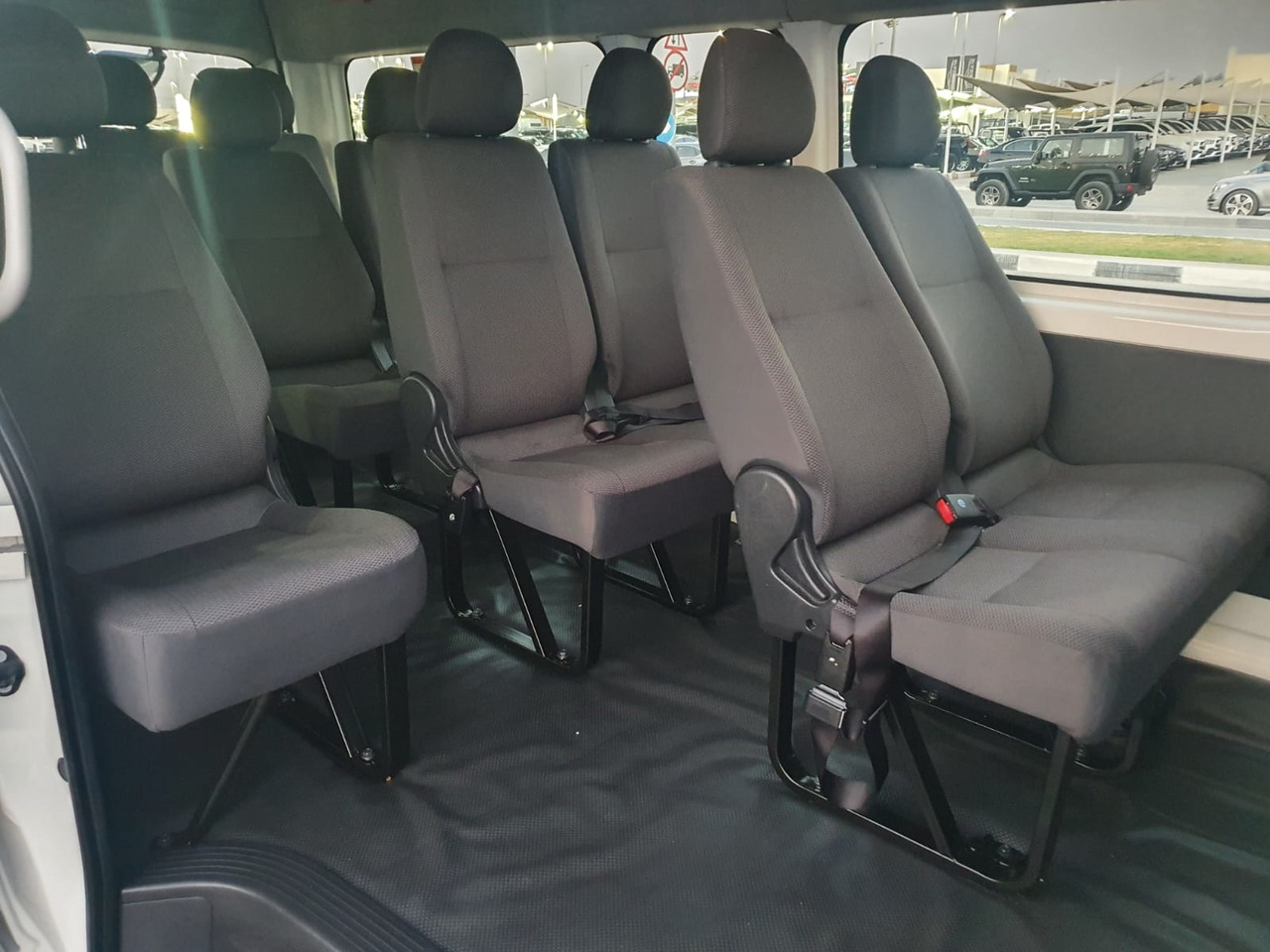 Leje en TOYOTA Hiace ... High Roof - 16 places TOYOTA Hiace ... High Roof - 16 places: billede 5