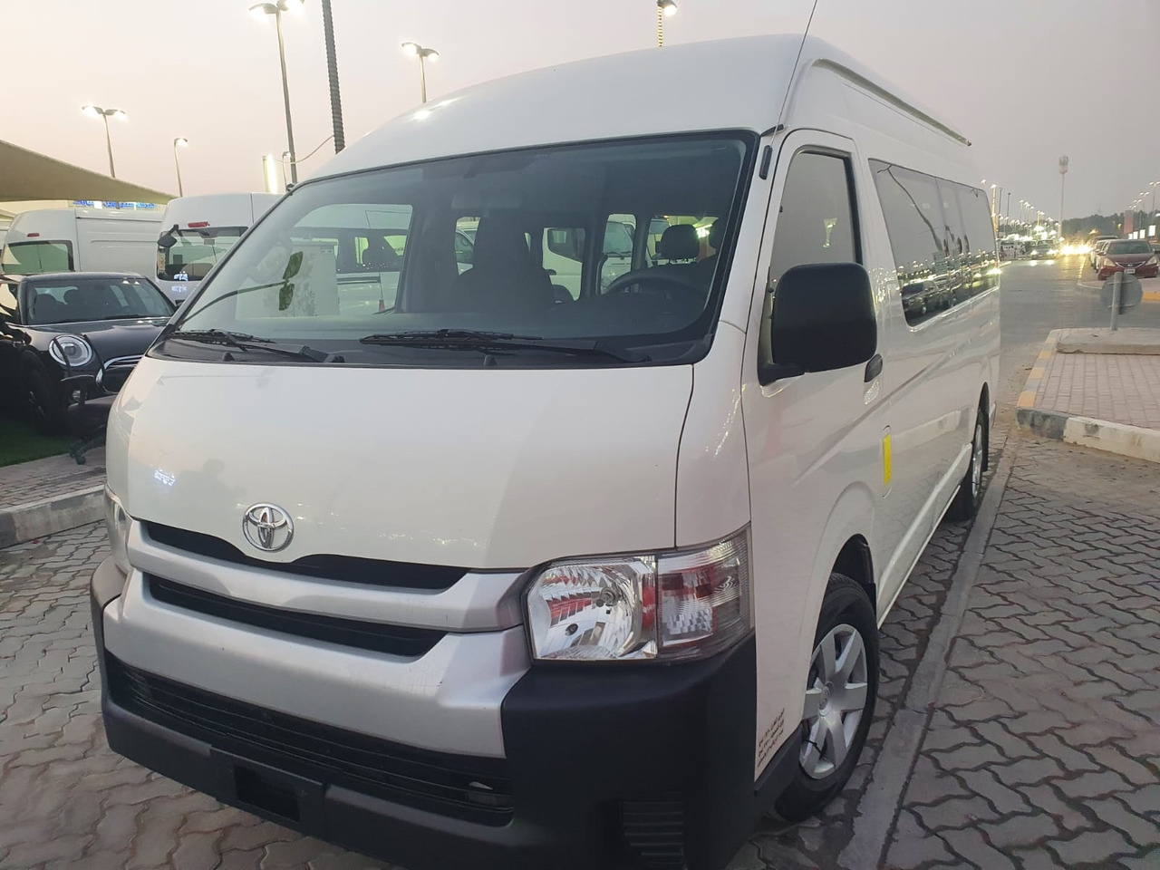 Leje en TOYOTA Hiace ... High Roof - 16 places TOYOTA Hiace ... High Roof - 16 places: billede 2