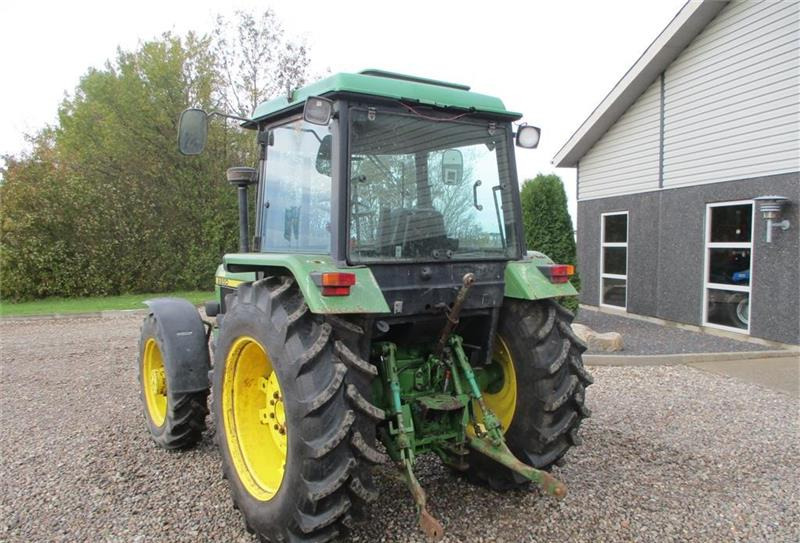 Traktor John Deere 2850 Med nye bagdæk på og orginale 50kgs frontvægt