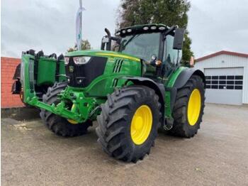 John Deere 6215R - traktor