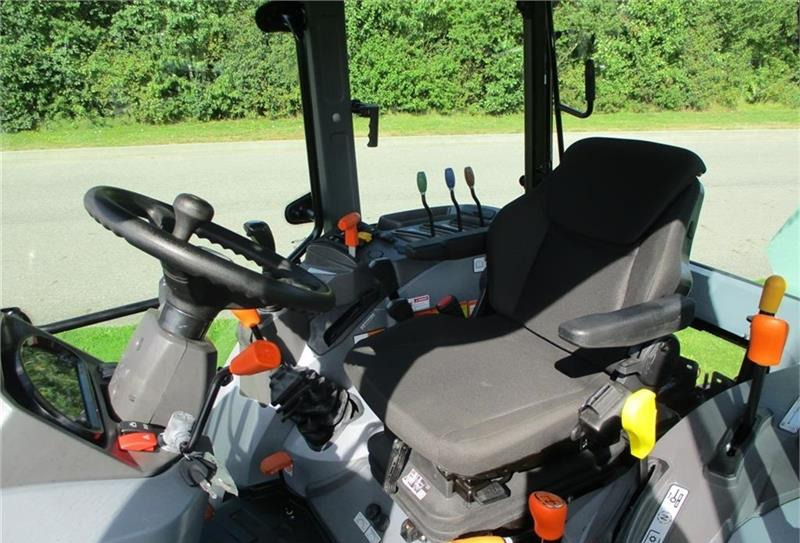 Traktor Solis 60 Med Lukket kabine, klima anlæg og vendegear på.