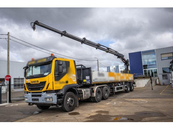 Lastbil med lad IVECO Trakker