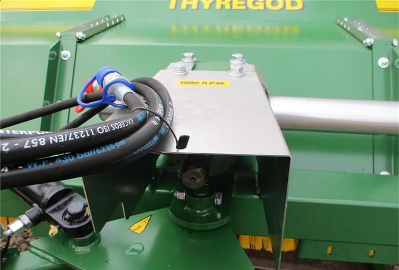 Børste til fejemaskiner Thyregod TK 2300 NY kost med hydraulisk sving og PTO-træ