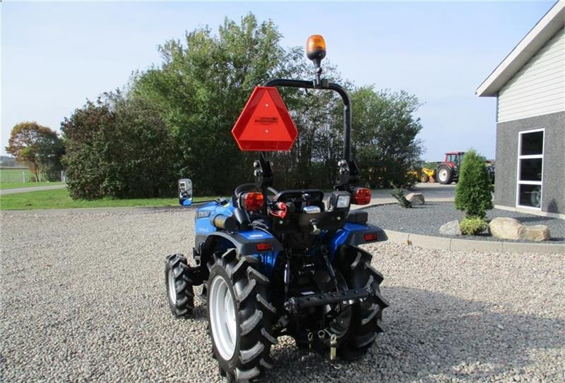 Kommunal traktor Solis 26 6+2 Gearmaskine. Standardhjul og servostyrring