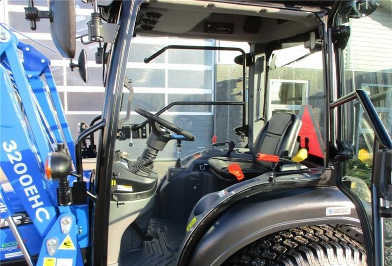 Kommunal traktor Solis H26 HST Med kabine, turf hjul og frontlæsser.