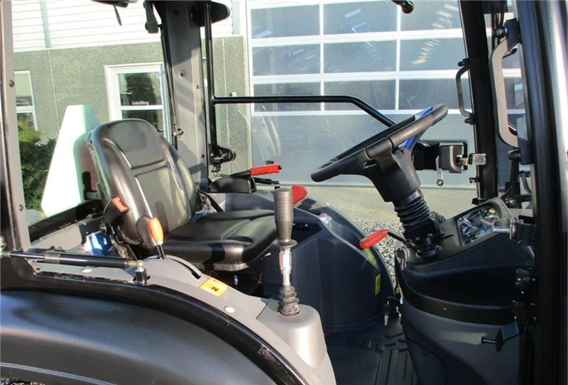 Kommunal traktor Solis H26 HST Med kabine, turf hjul og frontlæsser.