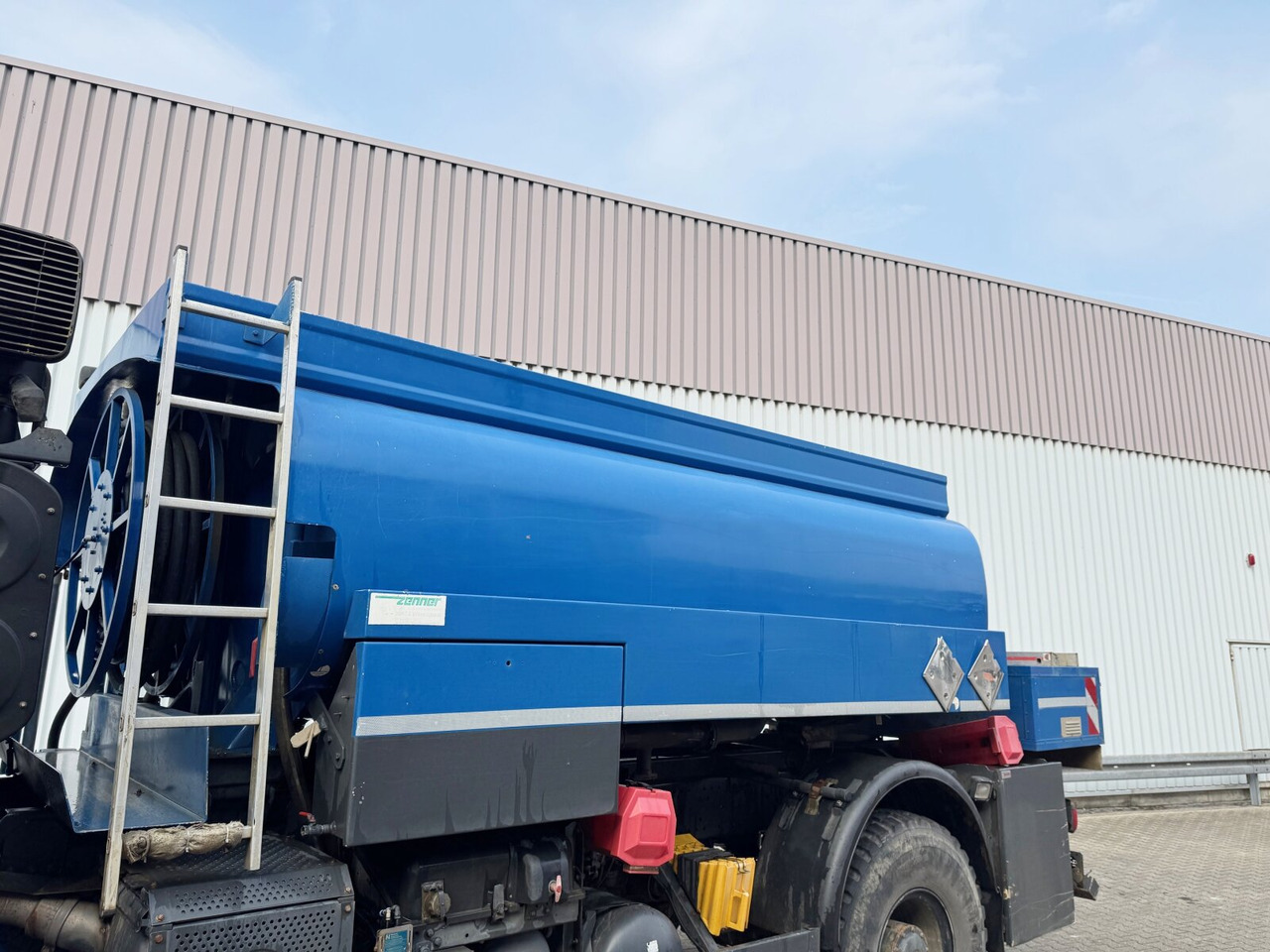 Mercedes-Benz Axor 1829 A 4x4 Axor 1829 A 4x4, Willig Tank ca. 8500l, 2 Kammern - Tankbil: billede 4 Mercedes-Benz Axor 1829 A 4x4 Axor 1829 A 4x4, Willig Tank ca. 8500l, 2 Kammern - Tankbil: billede 4