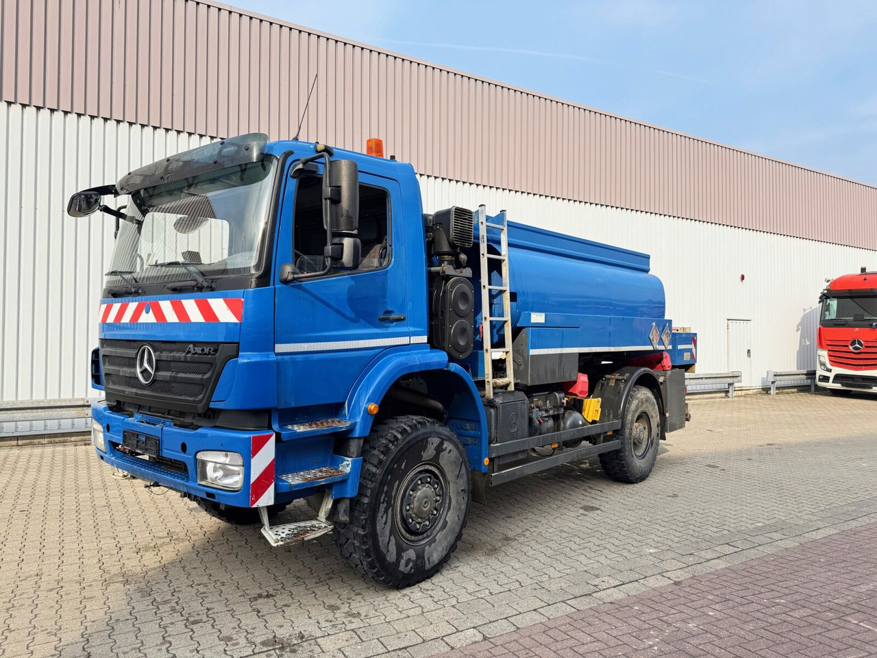 Mercedes-Benz Axor 1829 A 4x4 Axor 1829 A 4x4, Willig Tank ca. 8500l, 2 Kammern - Tankbil: billede 1 Mercedes-Benz Axor 1829 A 4x4 Axor 1829 A 4x4, Willig Tank ca. 8500l, 2 Kammern - Tankbil: billede 1
