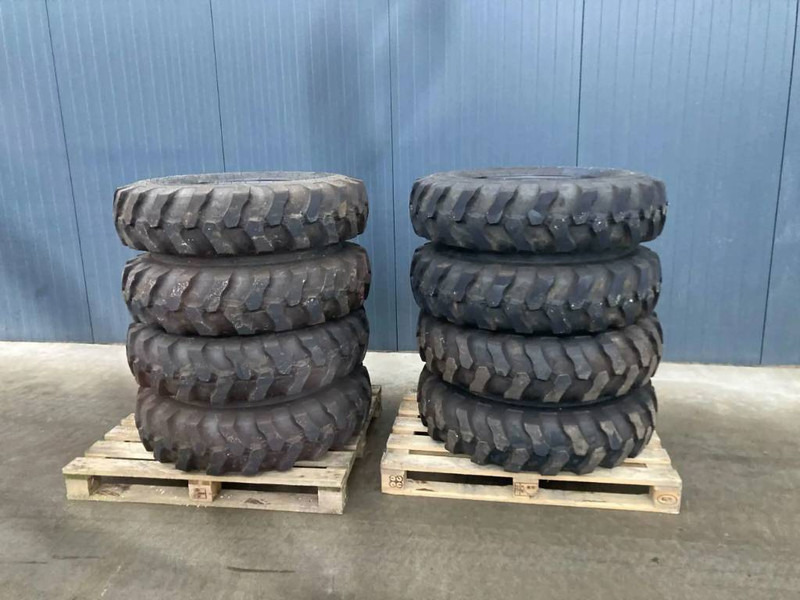 Apollo 1000 x 20 Set / 10.00 x 20: 4x2 Tyres - Dæk og fælge for Entreprenørmaskin: billede 1 Apollo 1000 x 20 Set / 10.00 x 20: 4x2 Tyres - Dæk og fælge for Entreprenørmaskin: billede 1