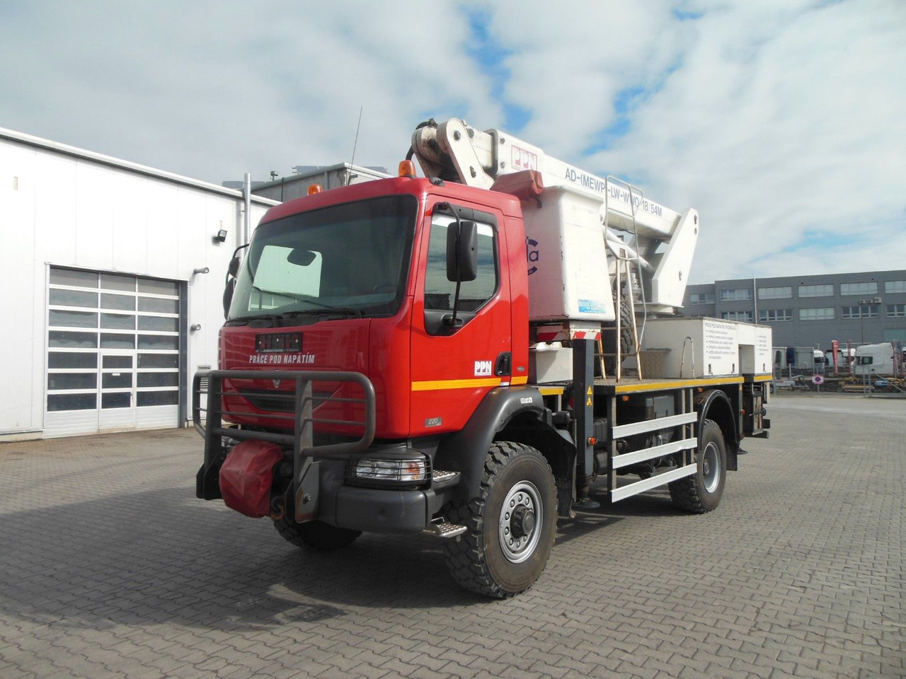 Renault MIDLUM 220.14,4X4,HUBARBEITBÜHNE 16,5M, ISOLIERT - Lastbil med mandskabslift: billede 1 Renault MIDLUM 220.14,4X4,HUBARBEITBÜHNE 16,5M, ISOLIERT - Lastbil med mandskabslift: billede 1