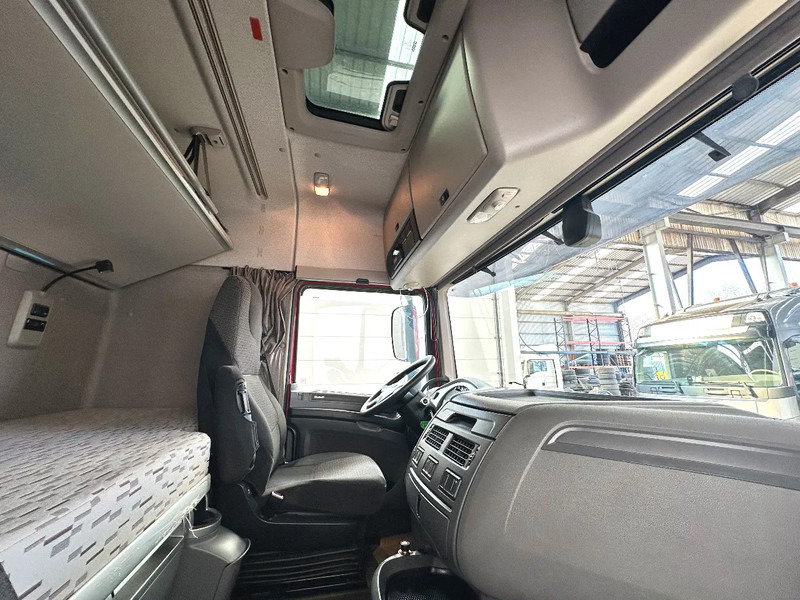 Interior photo 1: Trækker DAF XF 460 INTARDER - SPACECAB