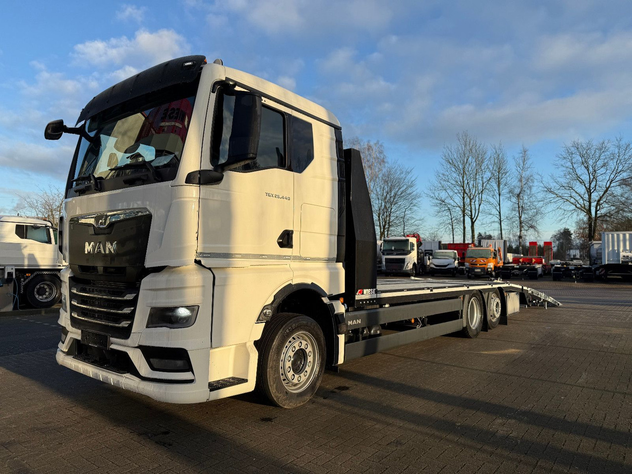 MAN Baumaschinen- Arbeitsbühnentransporter Rampen - Lastbil med lad: billede 4 MAN Baumaschinen- Arbeitsbühnentransporter Rampen - Lastbil med lad: billede 4