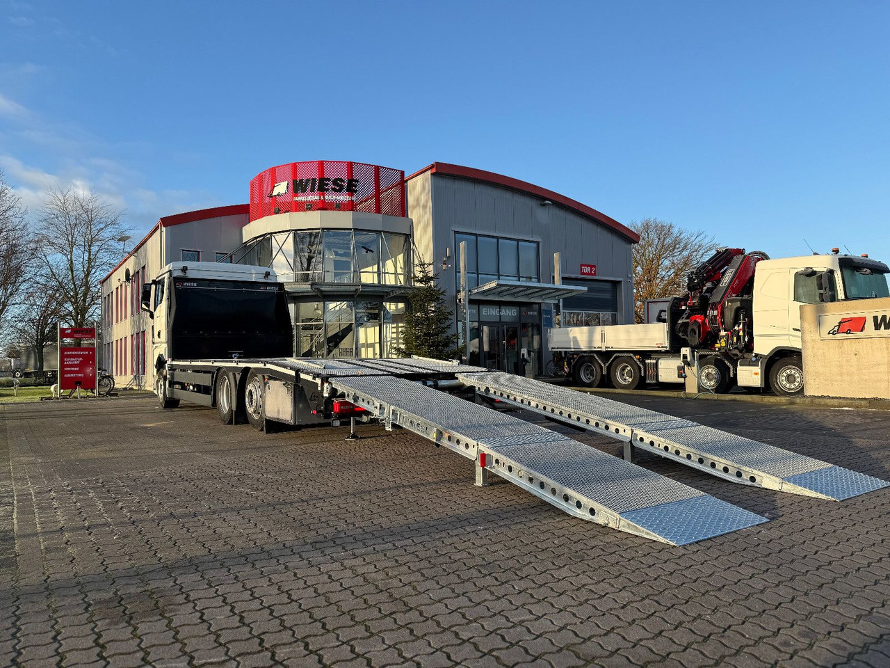 MAN Baumaschinen- Arbeitsbühnentransporter Rampen - Lastbil med lad: billede 3 MAN Baumaschinen- Arbeitsbühnentransporter Rampen - Lastbil med lad: billede 3