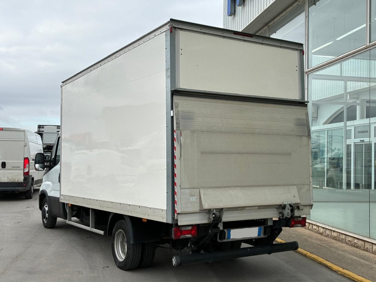 Caja cerrada con plataforma elevadora IVECO 35C16 20m3 Automática - Varebil med kasse: billede 4 Caja cerrada con plataforma elevadora IVECO 35C16 20m3 Automática - Varebil med kasse: billede 4