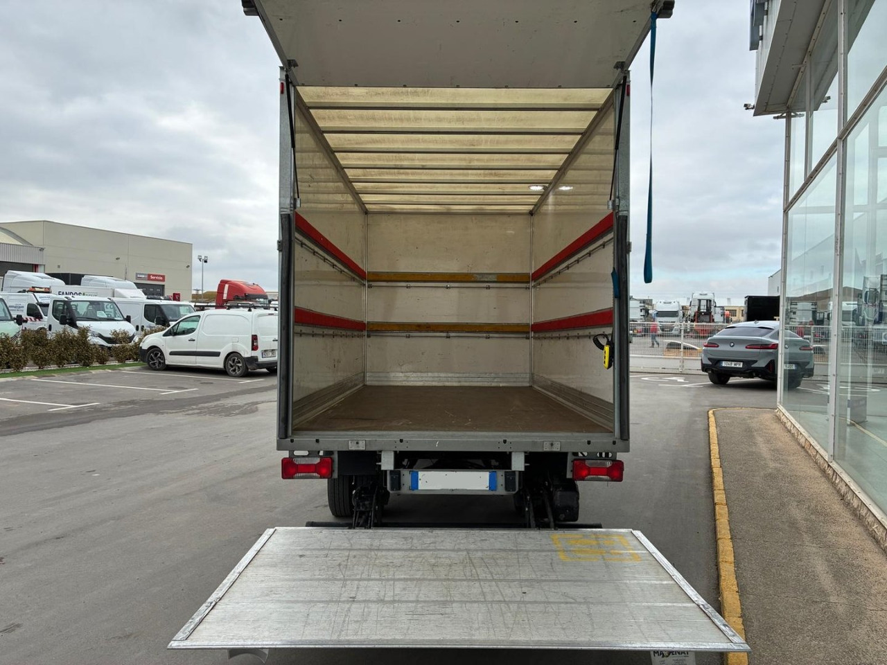 Caja cerrada con plataforma elevadora IVECO 35C16 20m3 Automática - Varebil med kasse: billede 5 Caja cerrada con plataforma elevadora IVECO 35C16 20m3 Automática - Varebil med kasse: billede 5