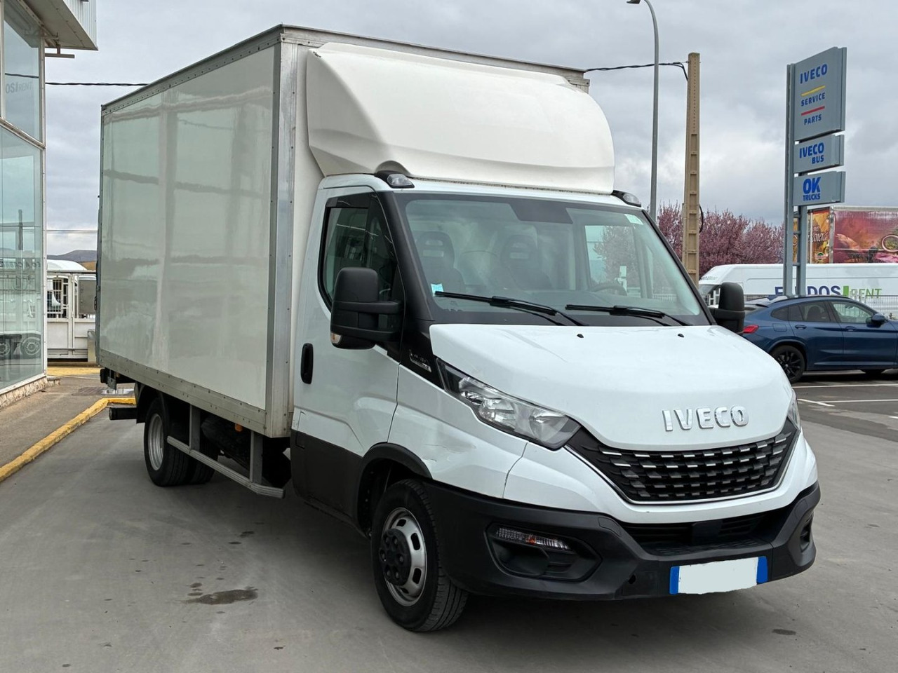 Caja cerrada con plataforma elevadora IVECO 35C16 20m3 Automática - Varebil med kasse: billede 3 Caja cerrada con plataforma elevadora IVECO 35C16 20m3 Automática - Varebil med kasse: billede 3