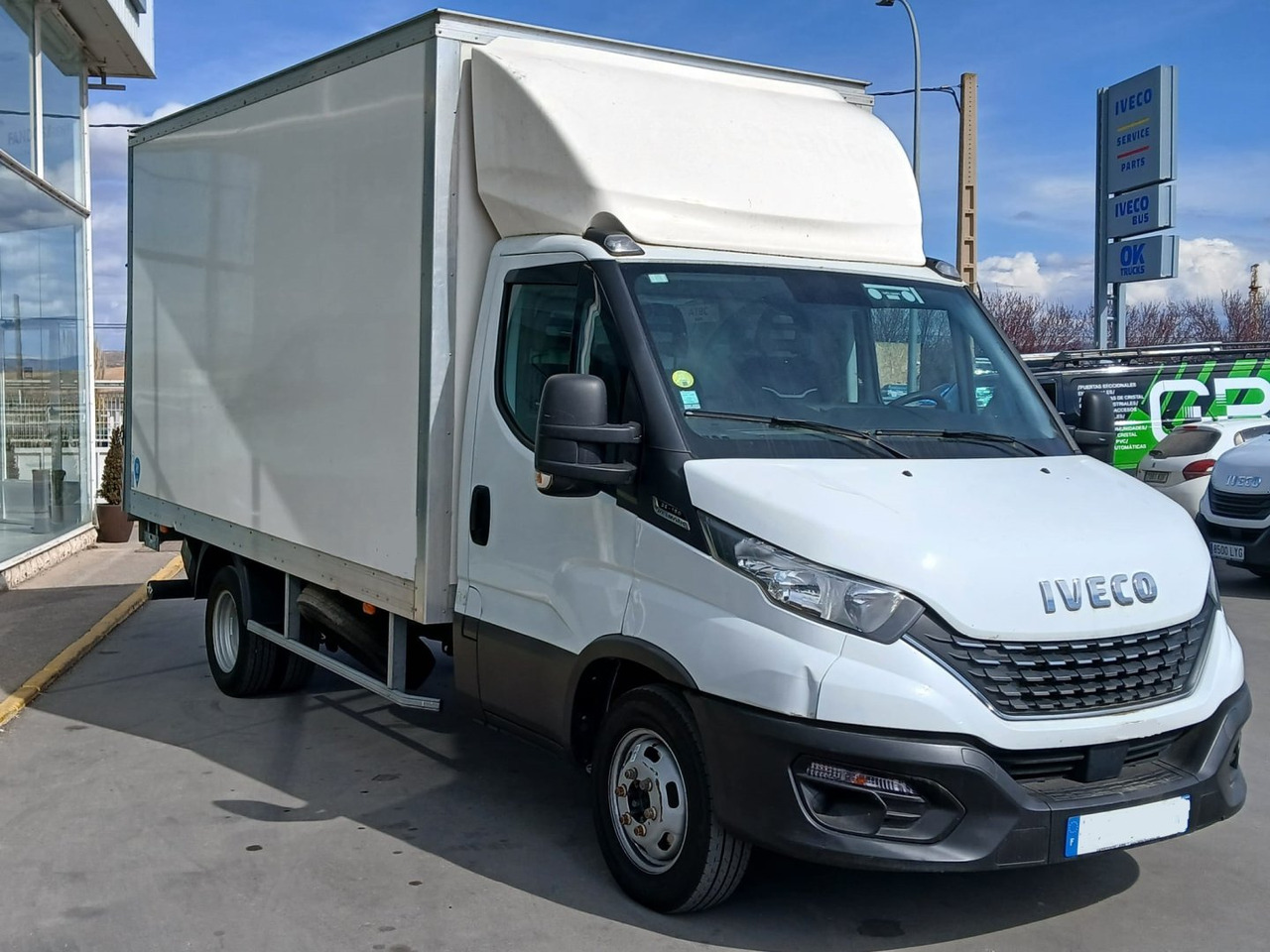 Caja cerrada con plataforma elevadora IVECO 35C16 20m3 - Varebil med kasse: billede 3 Caja cerrada con plataforma elevadora IVECO 35C16 20m3 - Varebil med kasse: billede 3