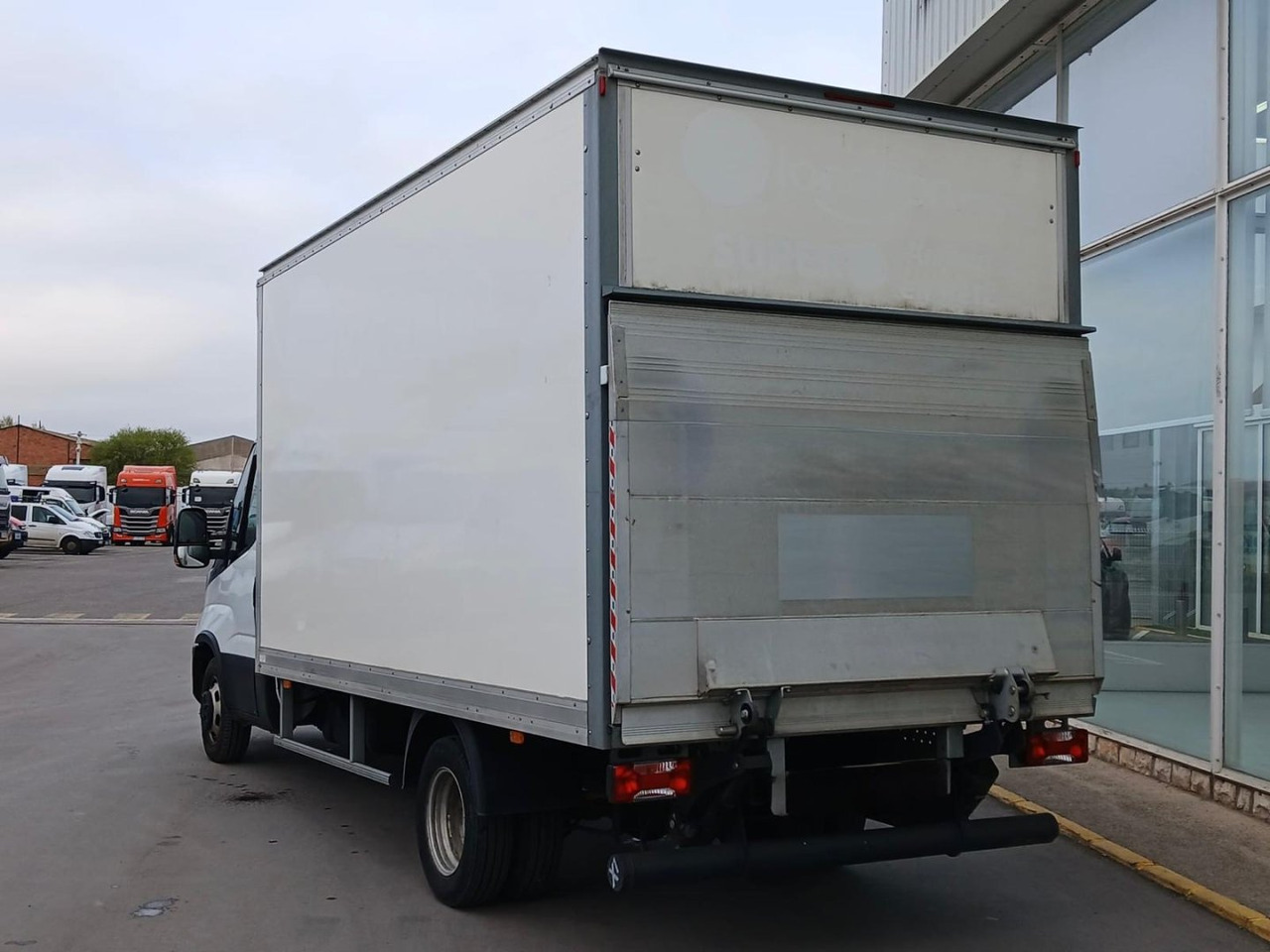 Caja cerrada con plataforma elevadora IVECO 35C16 20m3 - Varebil med kasse: billede 4 Caja cerrada con plataforma elevadora IVECO 35C16 20m3 - Varebil med kasse: billede 4