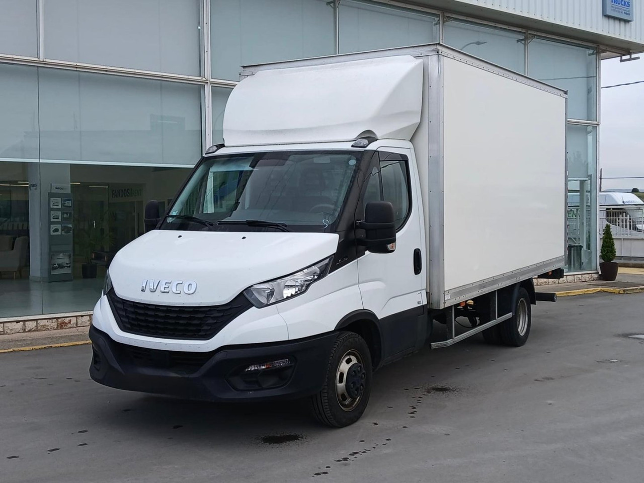 Caja cerrada con plataforma elevadora IVECO 35C16 20m3 - Varebil med kasse: billede 1 Caja cerrada con plataforma elevadora IVECO 35C16 20m3 - Varebil med kasse: billede 1