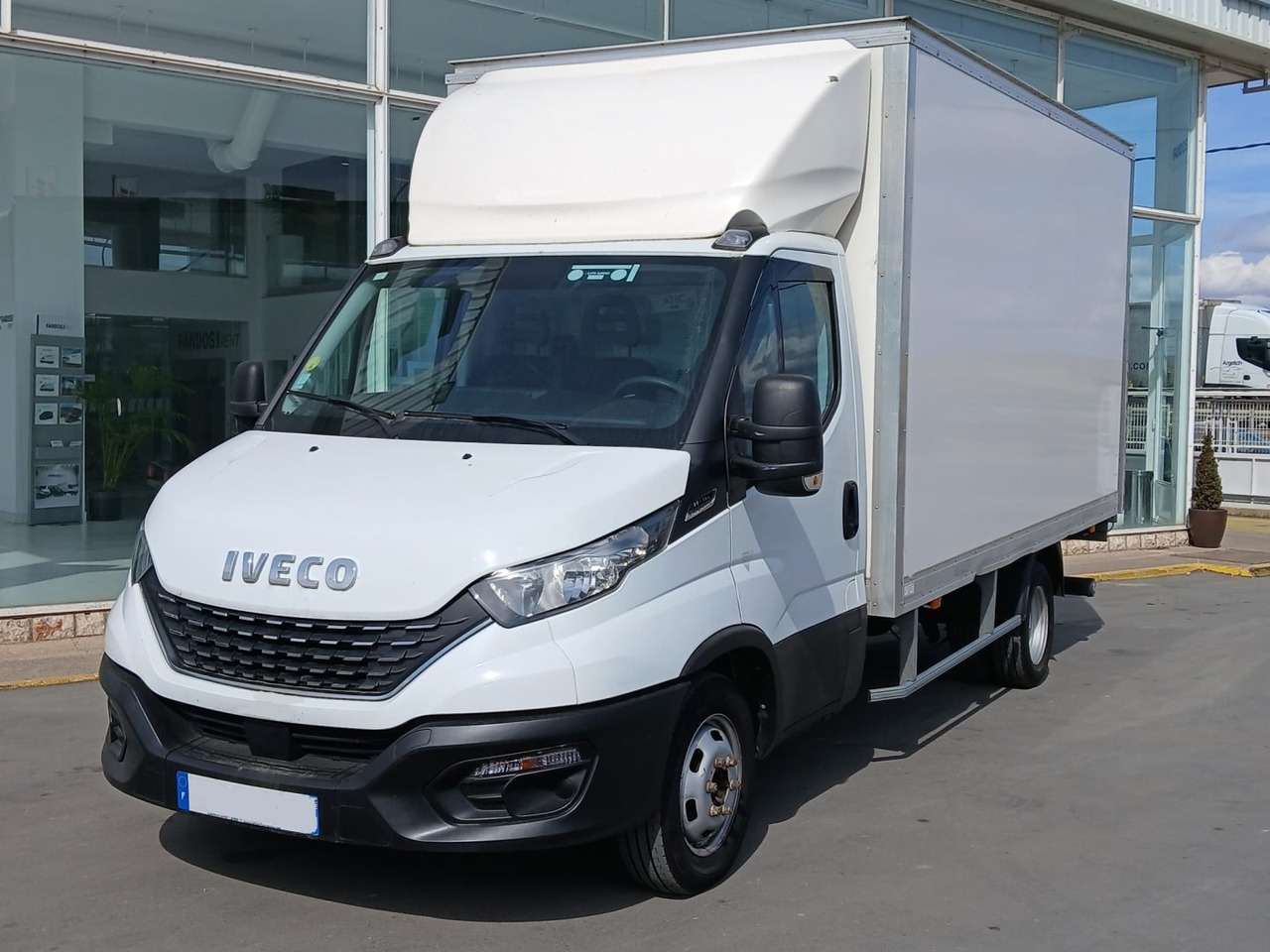 Caja cerrada con plataforma elevadora IVECO 35C16 20m3 - Varebil med kasse: billede 1 Caja cerrada con plataforma elevadora IVECO 35C16 20m3 - Varebil med kasse: billede 1