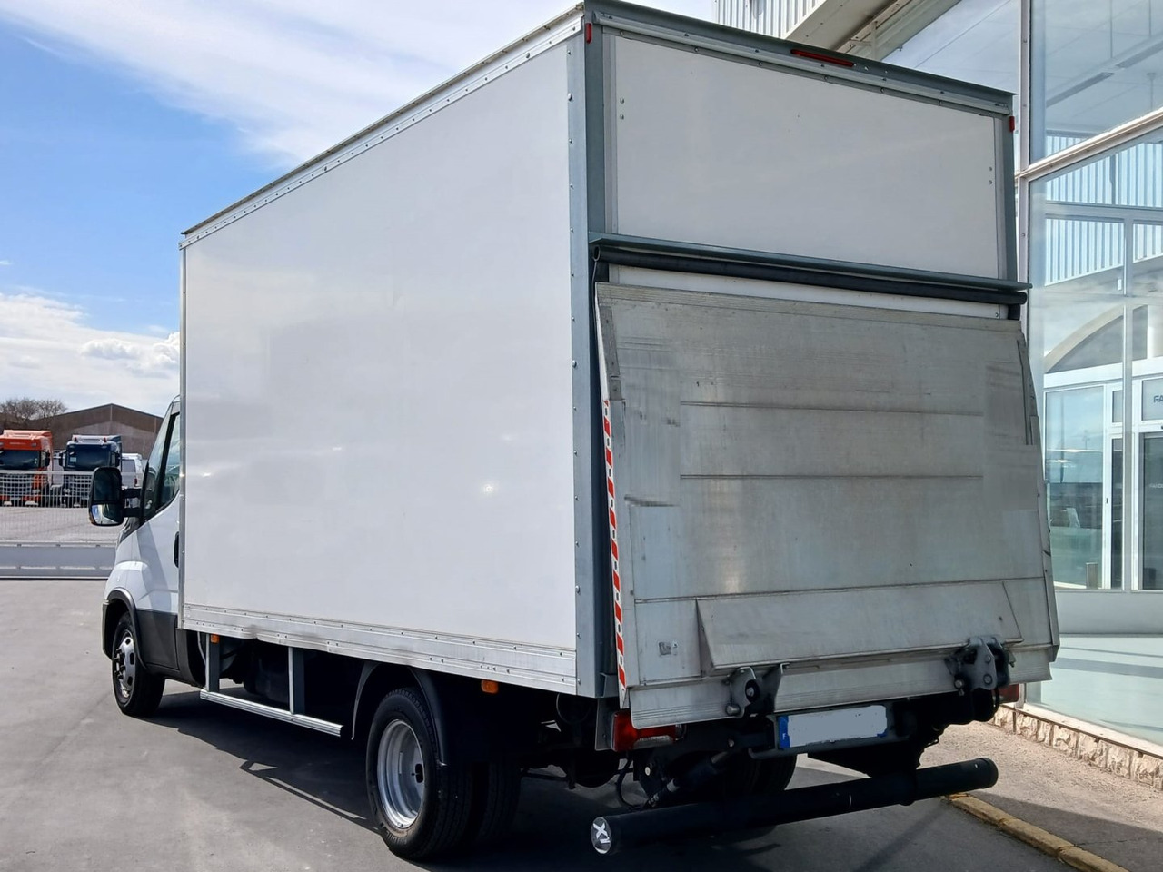 Caja cerrada con plataforma elevadora IVECO 35C16 20m3 - Varebil med kasse: billede 4 Caja cerrada con plataforma elevadora IVECO 35C16 20m3 - Varebil med kasse: billede 4