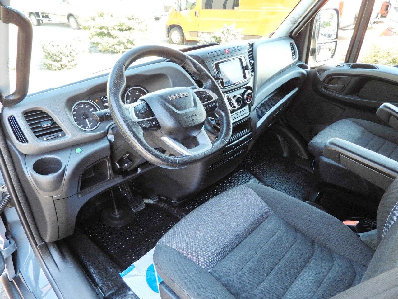 Iveco DAILY 35S18 PRITSCHE PLANE 10 PALETTEN WEBASTO - Varebil med presenning, Mandskabsbil: billede 2 Iveco DAILY 35S18 PRITSCHE PLANE 10 PALETTEN WEBASTO - Varebil med presenning, Mandskabsbil: billede 2