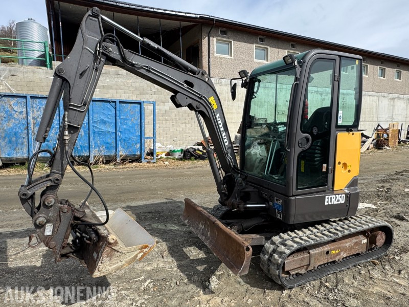2013 Volvo ECR25D gravemaskin med 3 skuffer - Minigravemaskine: billede 1 2013 Volvo ECR25D gravemaskin med 3 skuffer - Minigravemaskine: billede 1