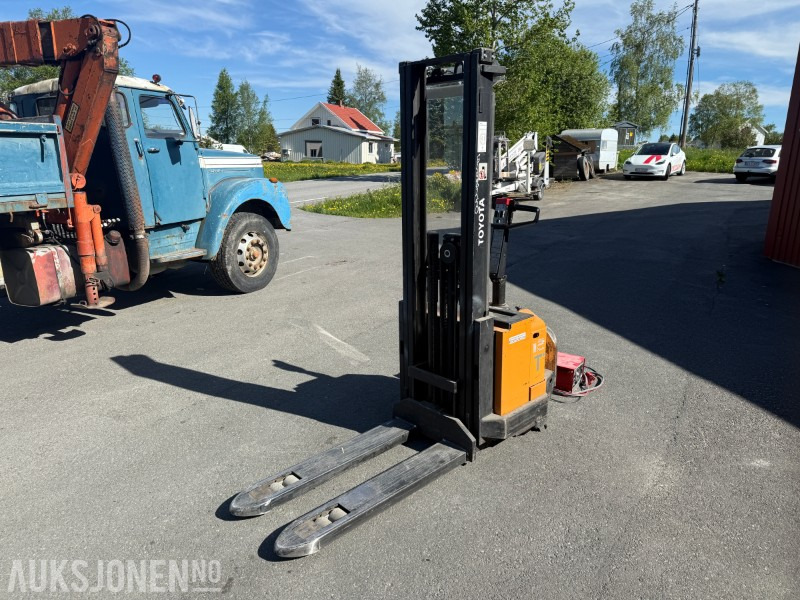 2001 Toyota SM12 F/1 Pallestabler med Batterilader STC 24/40 - Materialehåndteringsudstyr: billede 5 2001 Toyota SM12 F/1 Pallestabler med Batterilader STC 24/40 - Materialehåndteringsudstyr: billede 5