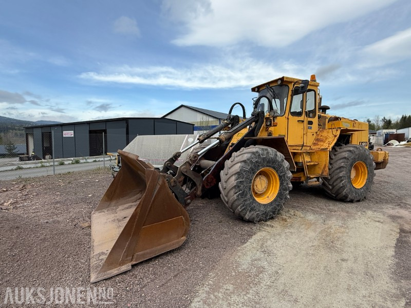 Volvo L120 Hjullaster - 4x4 - Gjerstad 2900L skuff - Nylig byttet dekk - Vekt montert - Gummihjulslæsser: billede 1 Volvo L120 Hjullaster - 4x4 - Gjerstad 2900L skuff - Nylig byttet dekk - Vekt montert - Gummihjulslæsser: billede 1