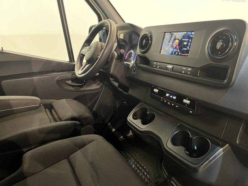 Mercedes-Benz Sprinter 315 CDI L2H2 RWD Automaat / Euro 6 / CarPlay / Airco / Camera / Trekhaak / Navigatie / 3-Zits / 21.000 KM !! / BPM VRIJ !! - Varevogn: billede 3 Mercedes-Benz Sprinter 315 CDI L2H2 RWD Automaat / Euro 6 / CarPlay / Airco / Camera / Trekhaak / Navigatie / 3-Zits / 21.000 KM !! / BPM VRIJ !! - Varevogn: billede 3