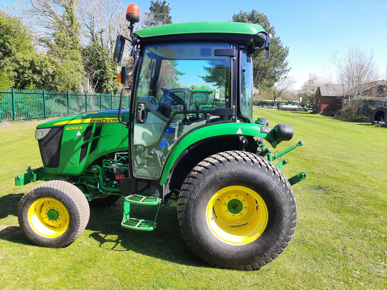 John Deere 4066R Compact Tractor - Minitraktor: billede 2 John Deere 4066R Compact Tractor - Minitraktor: billede 2