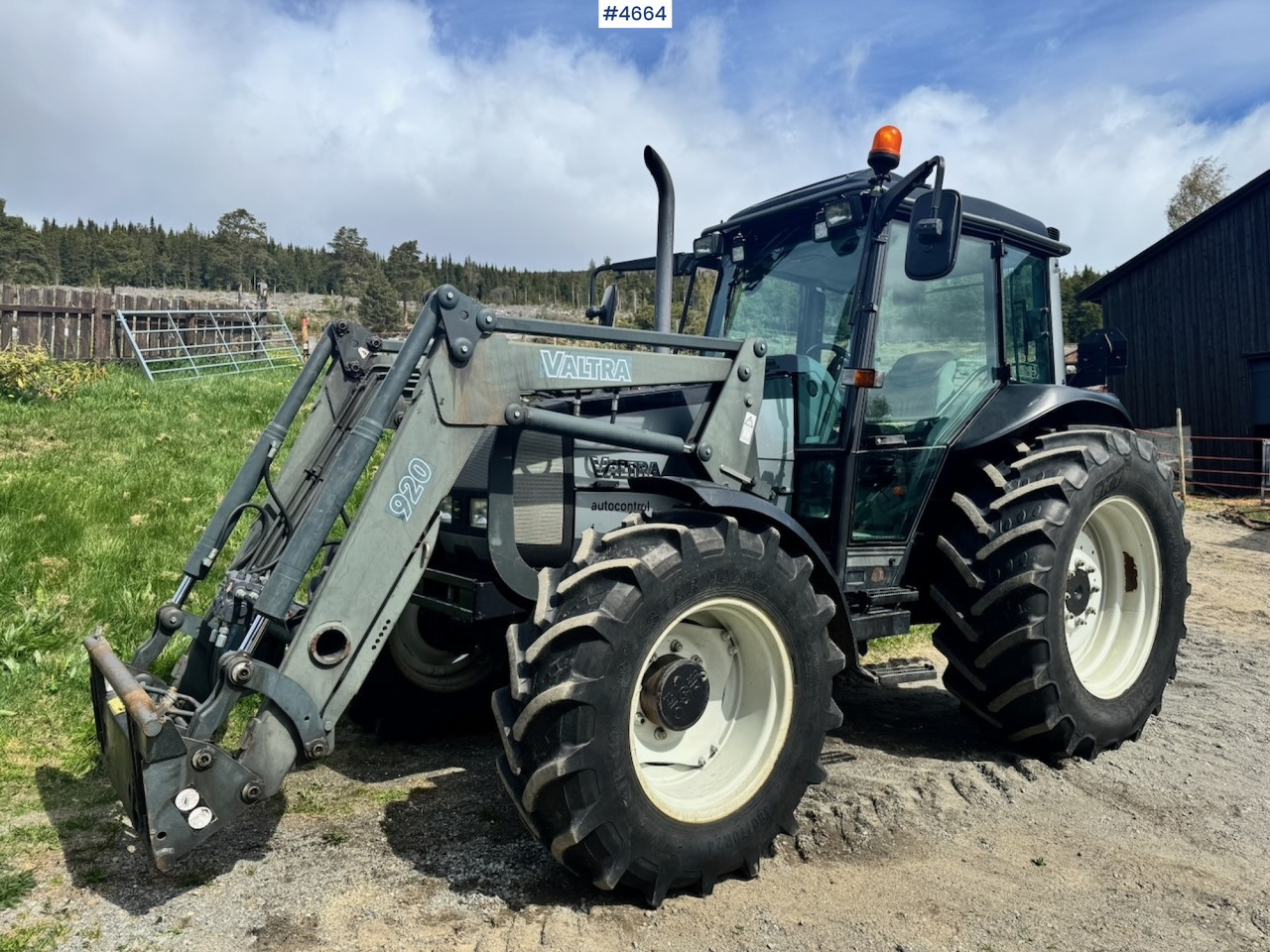 2003 Valtra A85-4 4x4 with Front Loader – 4450 hours! - Traktor: billede 2 2003 Valtra A85-4 4x4 with Front Loader – 4450 hours! - Traktor: billede 2