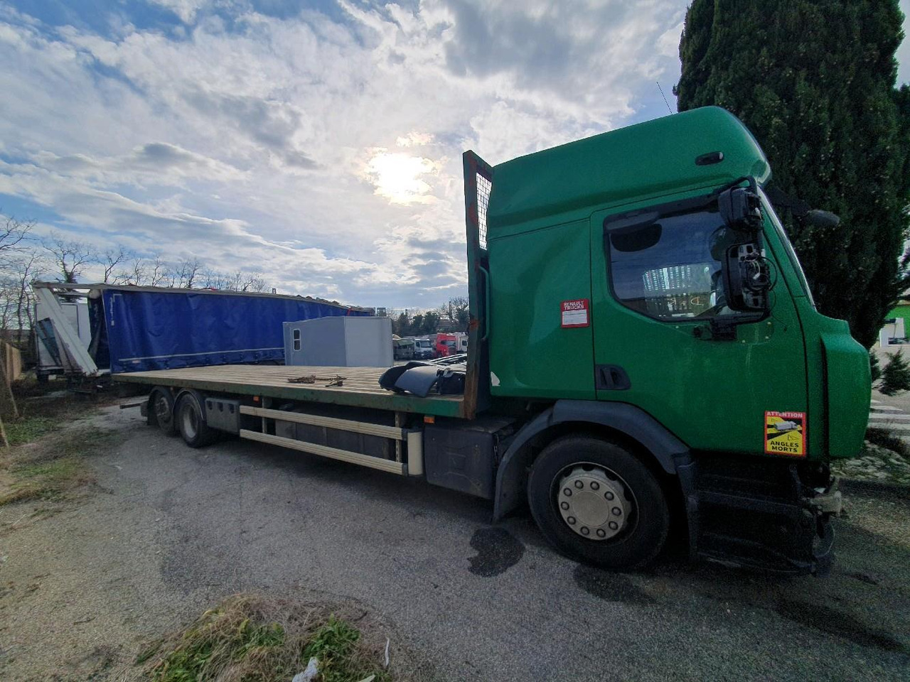RENAULT D WIDE PLATEAU - Lastbil med lad: billede 3 RENAULT D WIDE PLATEAU - Lastbil med lad: billede 3