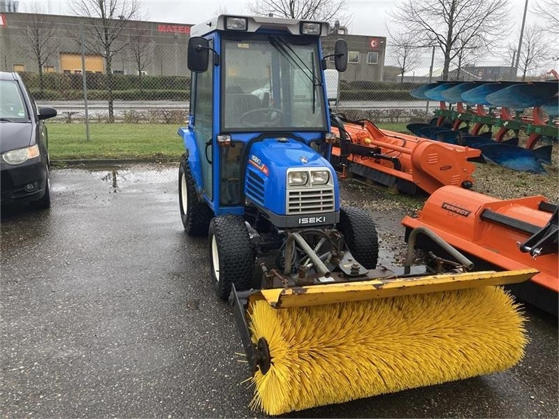 Iseki 321 med 130 cm kost og saltspreder - Kommunal traktor: billede 2 Iseki 321 med 130 cm kost og saltspreder - Kommunal traktor: billede 2