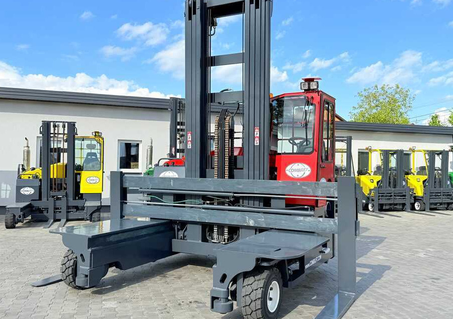 Combilift C8000 / GAS / TRIPLEX 8300 / WIDE FORK POSITIRONER / FREE-LIFT / A comprehensive range of four-way and side-loading forklifts. - Firevejs reach truck: billede 3 Combilift C8000 / GAS / TRIPLEX 8300 / WIDE FORK POSITIRONER / FREE-LIFT / A comprehensive range of four-way and side-loading forklifts. - Firevejs reach truck: billede 3
