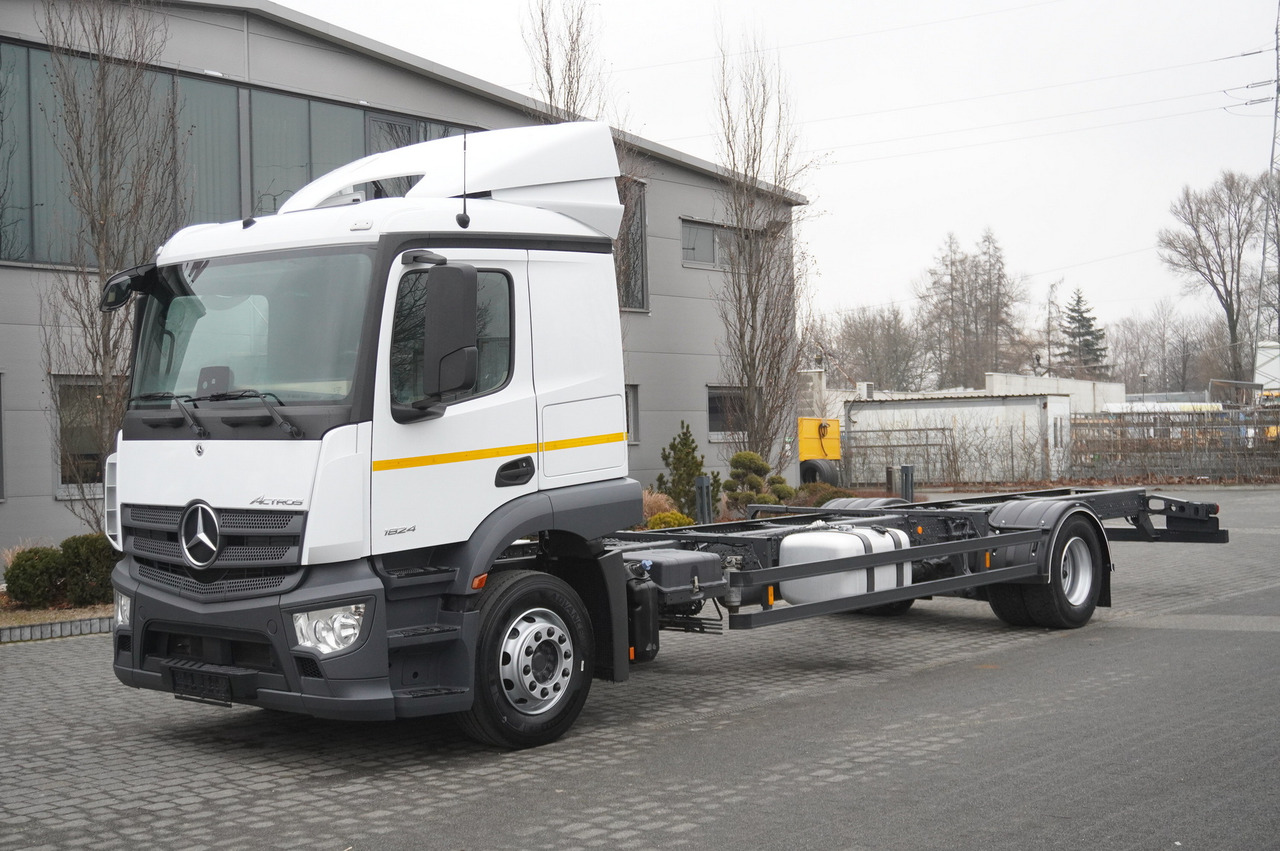MERCEDES-BENZ Actros 1824 / 9.1 m chassis / sleeping cabin - Lastbil chassis: billede 2 MERCEDES-BENZ Actros 1824 / 9.1 m chassis / sleeping cabin - Lastbil chassis: billede 2