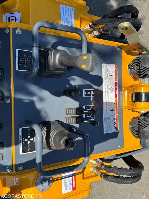 Mini chargeuse porte outils à chenilles moteur Honda 22CV. - Skridstyret minilæsser på bånd: billede 2 Mini chargeuse porte outils à chenilles moteur Honda 22CV. - Skridstyret minilæsser på bånd: billede 2