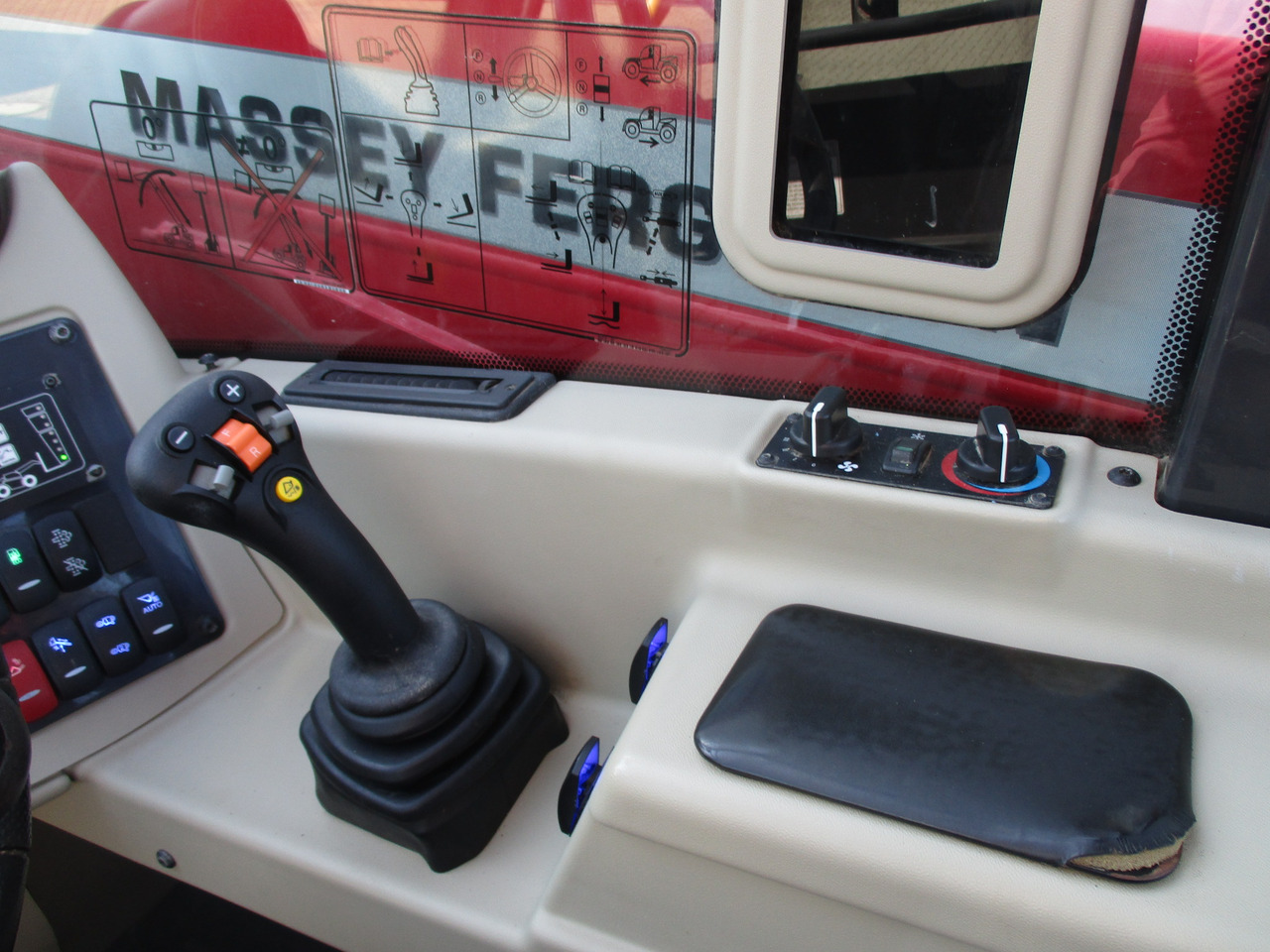 Massey Ferguson TH 7038 T4f - Læssemaskine: billede 5 Massey Ferguson TH 7038 T4f - Læssemaskine: billede 5