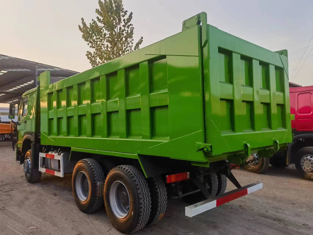 SINOTRUK HOWO 375hp 6X4 - Tipvogn lastbil: billede 3 SINOTRUK HOWO 375hp 6X4 - Tipvogn lastbil: billede 3