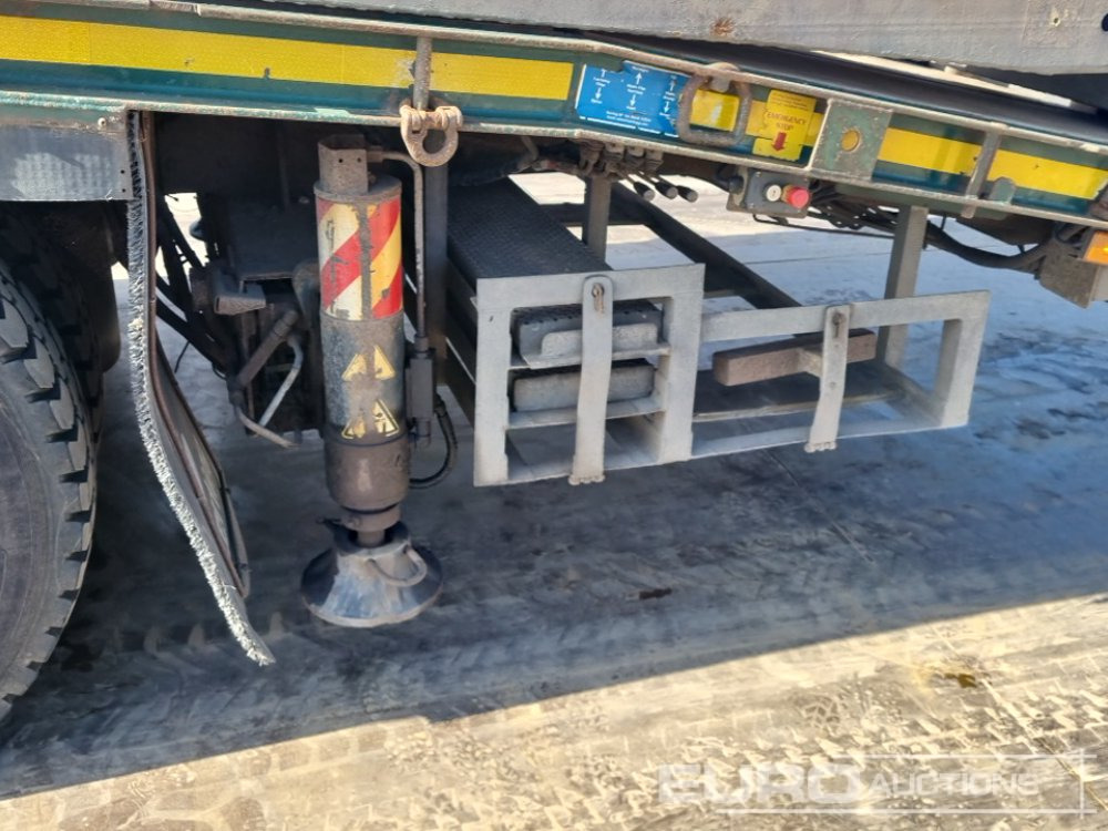 Lastbil med lad til transportering tungemaskiner 2016 Scania P370: billede 27