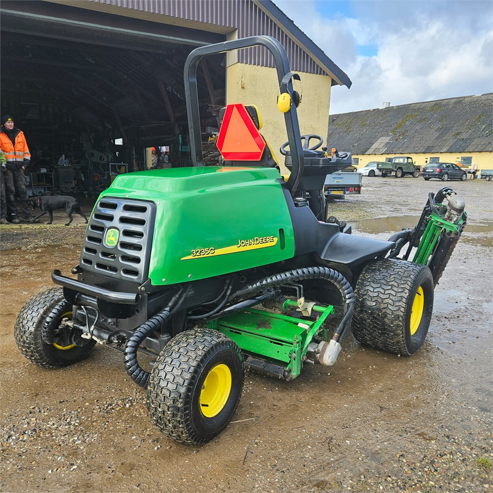 John Deere 3235 C 4WD - Plæneklipper: billede 5 John Deere 3235 C 4WD - Plæneklipper: billede 5