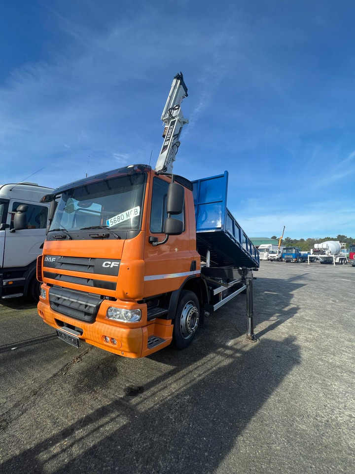 CAMION GRUA Y CAJA BASCULANTE DAF 65.250 - Tipvogn lastbil, Lastbil med kran: billede 1 CAMION GRUA Y CAJA BASCULANTE DAF 65.250 - Tipvogn lastbil, Lastbil med kran: billede 1